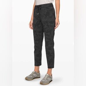 Lululemon On the Fly 7/8 Pant
Incognito Camo Multi Grey